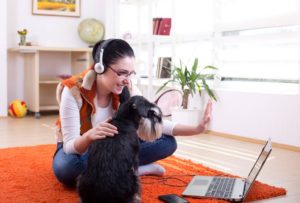 Züchterin telefoniert mit Hundekäufer