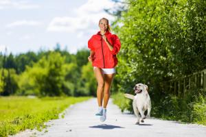 eine Frau joggt mit ihrem Hund Vorschaubild