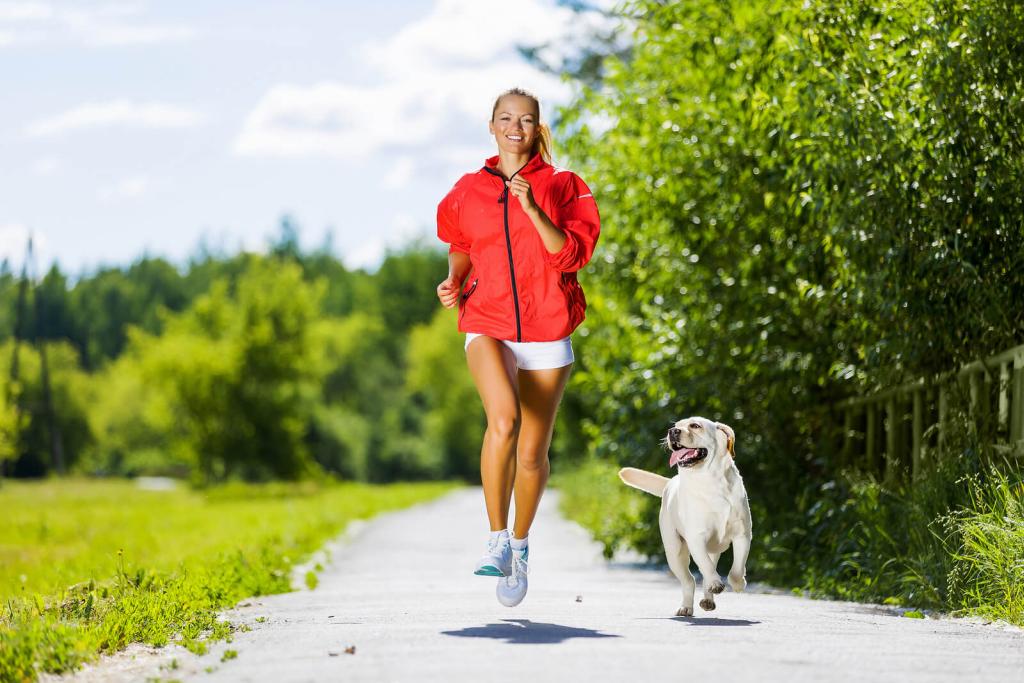eine Frau joggt mit ihrem Hund