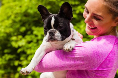 Frau mit französischer Bulldogge Vorschaubild