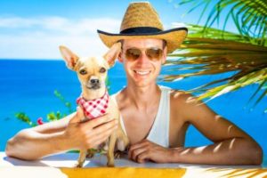 Mann mit Chihuahua im Urlaub Vorschaubild