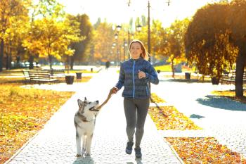 Frau joggt mit Hund