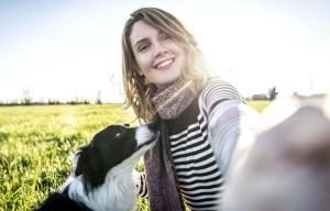 ein Frau mit Ihrem Hund hat viel Spass