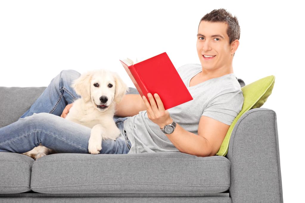 Ein Mann liest ein Buch über Welpen