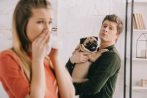 Frau mit Hundehaarallergie