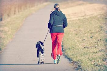 Frau joggt mit Hund