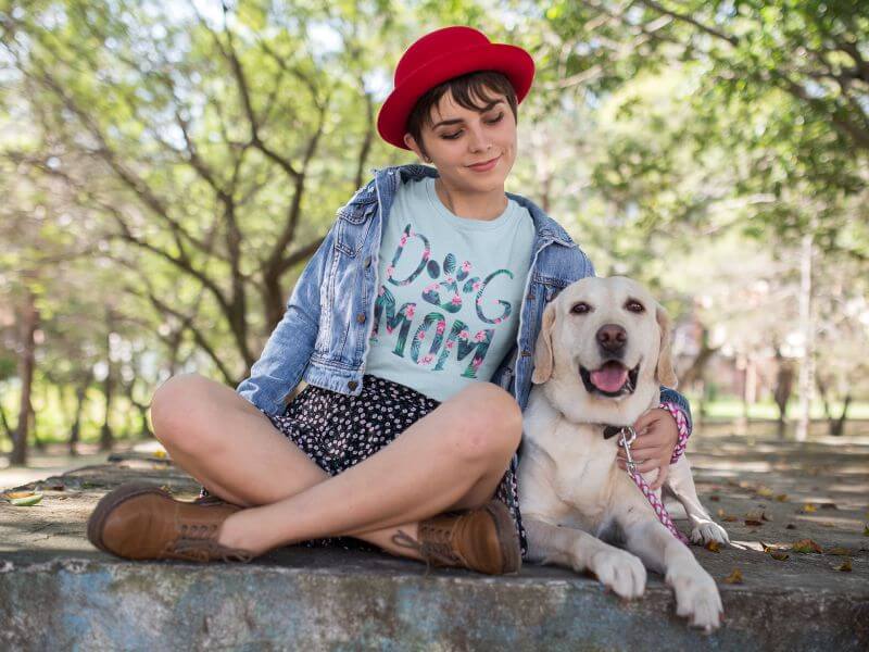 Dog-Mom-Blumen-Muster-Shirt