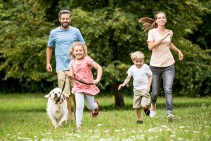 eine Familie mit Hund geht spazieren